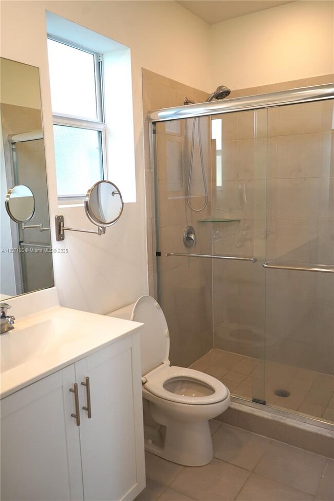 Building Photo - 1450 SE 26th Ter