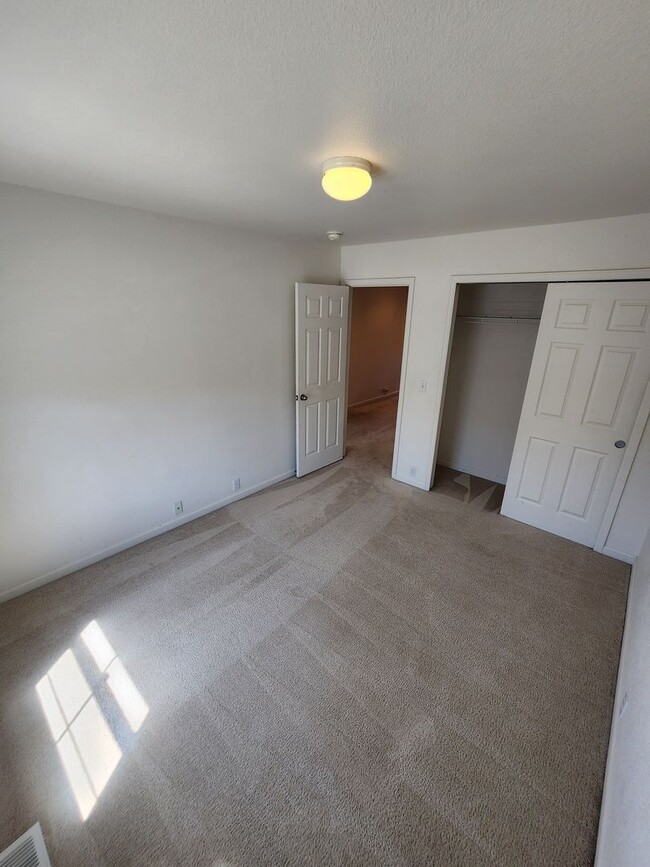 Building Photo - Beautiful Townhome