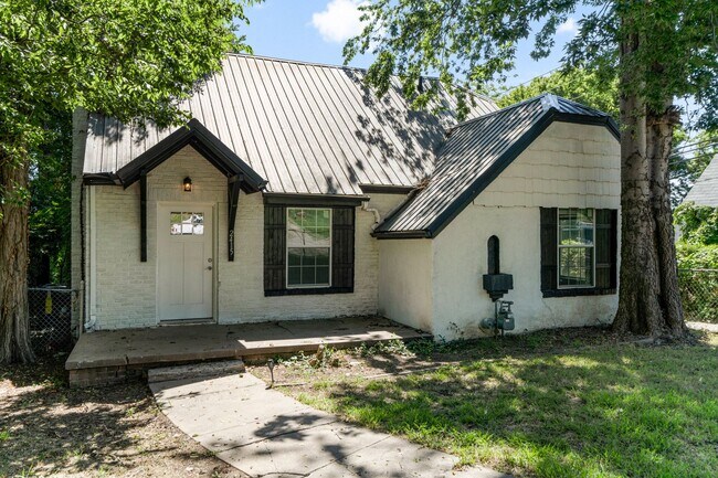 Building Photo - House Available for Rent!