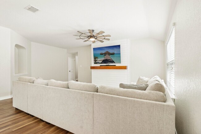 Building Photo - "Charming 4-Bedroom Oasis with custom fini...