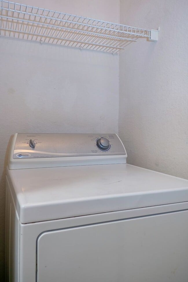 Building Photo - Beautiful 2 bed/2bath 2nd floor townhome i...