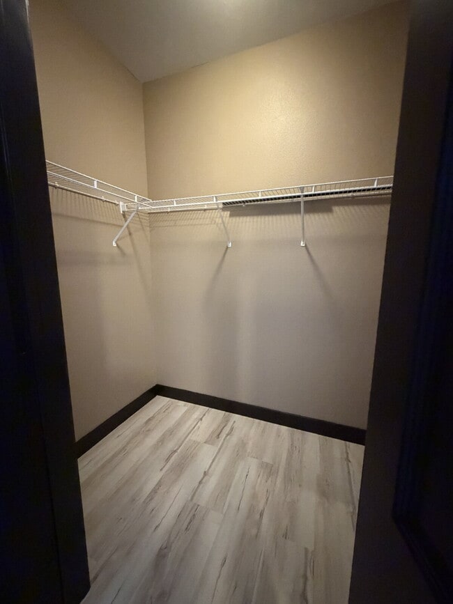 Building Photo - 1 Bedroom, 1 Bathroom First floor condo.