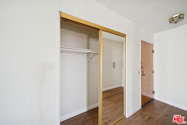 Building Photo - 1519 N Martel Ave