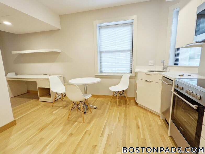 Building Photo - 115 Mt Auburn St