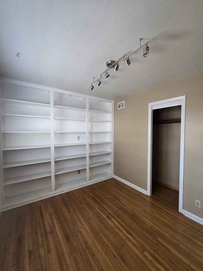 Building Photo - 902 N Colorado St