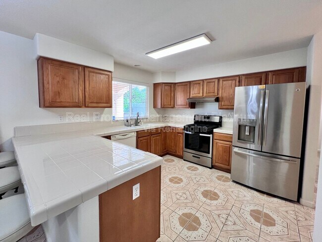 Building Photo - 5460 W Ashcroft Ave