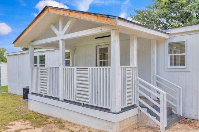 Building Photo - 451 N Hill Rd