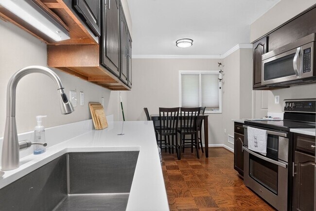 Building Photo - Fully Furnished Executive Townhome | 2 Bedrooms + Dedicated Office | 6-Month Minimum