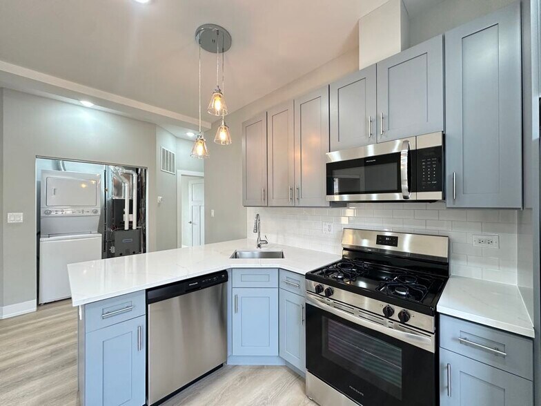 Building Photo - 419 W Belden Ave