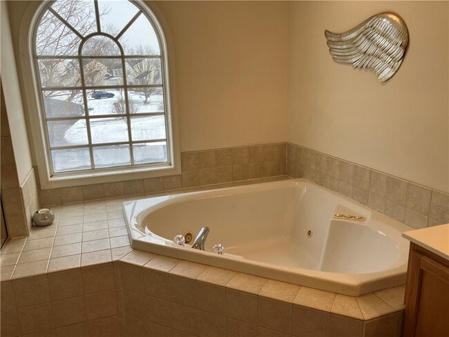 Building Photo - 120 Hummingbird Way