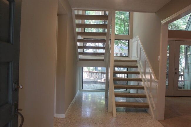 Building Photo - 3126 E Lake Cres Dr