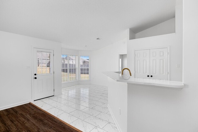 Building Photo - Recently renovated 3 bedroom, 2 bathroom h...