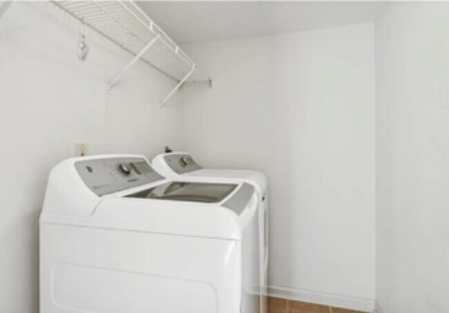 Building Photo - 543 Cedarwood Dr