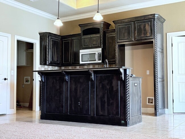 Building Photo - Large four bedroom home in Edmond