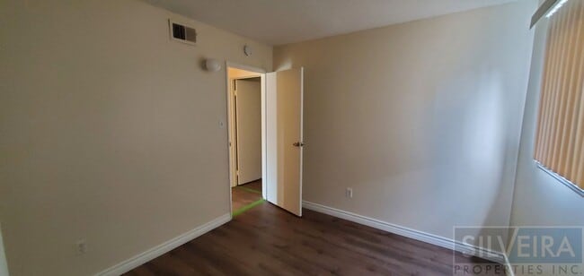 Building Photo - 3 bed, 1.5 bath home available!