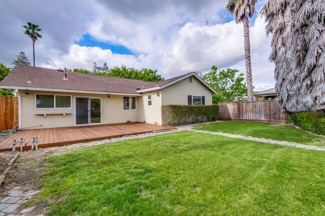 Building Photo - Nicely Refreshed Single Story 4 BR/2BA Gre...