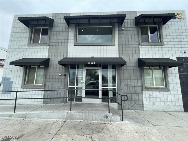 Building Photo - 223 N 9th St