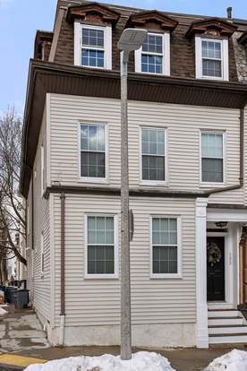 Building Photo - 582 E 4th St