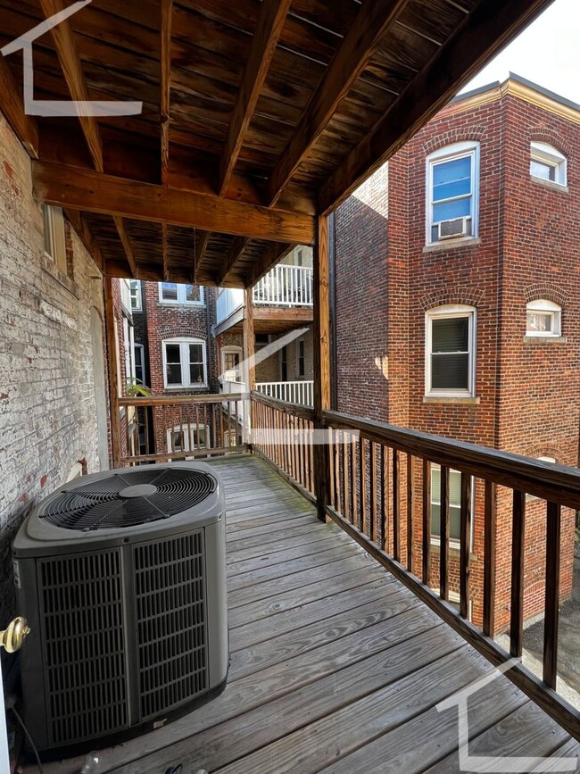 Building Photo - 9/1/25 Amazing South Campus 4BR/2BA w/balc...