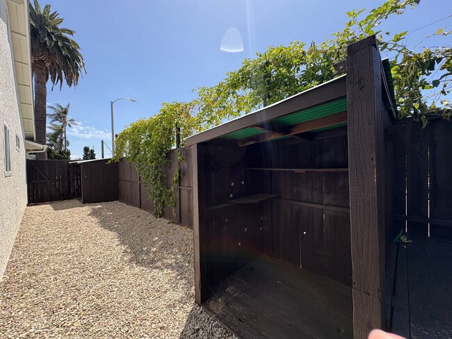 Building Photo - East End Ventura Gem - Spacious, Sunny & Immaculate