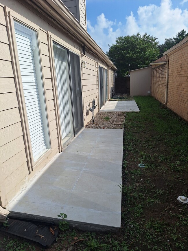 Building Photo - 4030 Knoll Glen Dr
