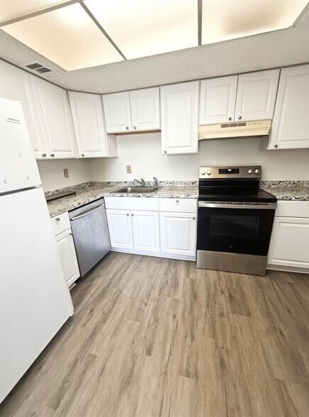 Building Photo - 1516 SE Royal Green Cir
