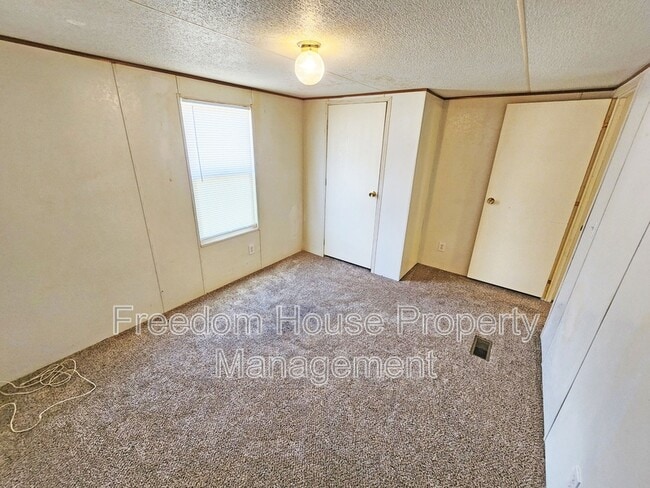 Building Photo - 3851 W Donner St