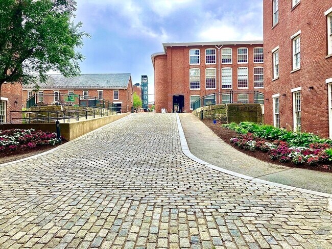 Building Photo - 130 John St