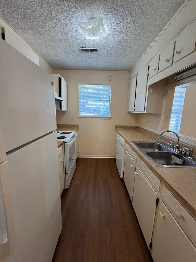 Building Photo - Charming 2 Bedroom