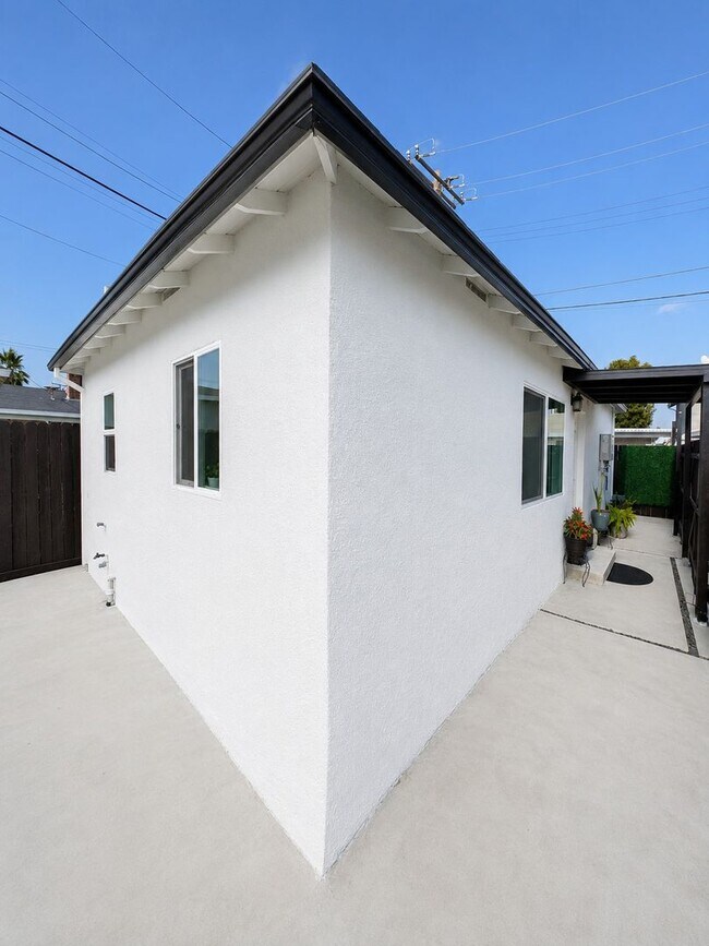 Building Photo - NEW UNIT! Be the First to Live in This Brand-New Fully Furnished ADU