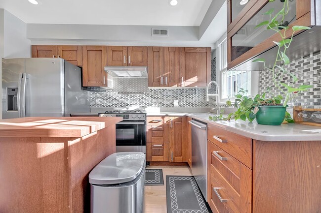 Building Photo - 639 20th St NE