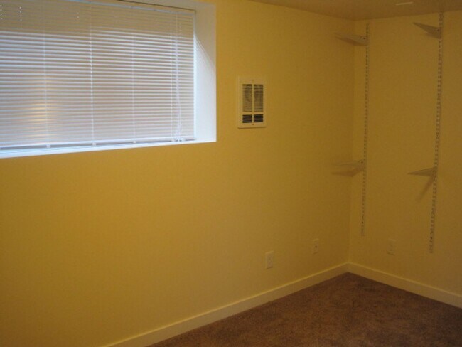 Building Photo - 947