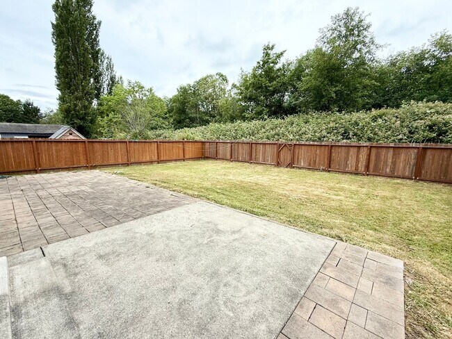 Building Photo - Spacious house in Bremerton.
