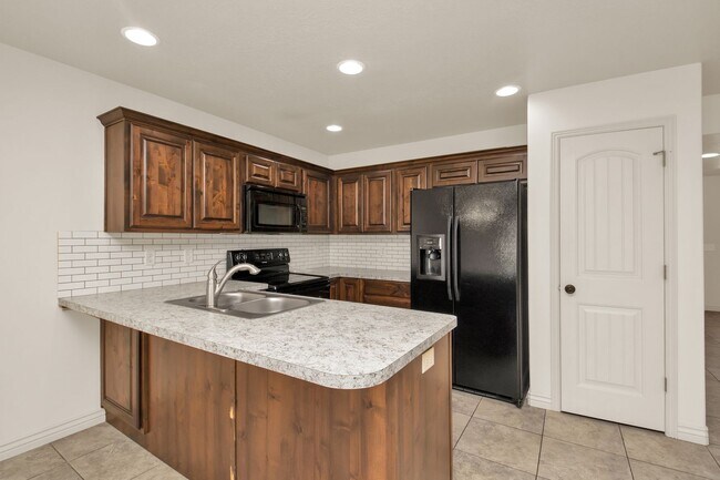 Building Photo - Beautiful 3 Bed, 2.5 Town Home in West Haven, Pet Friendly! Available on April 22nd!