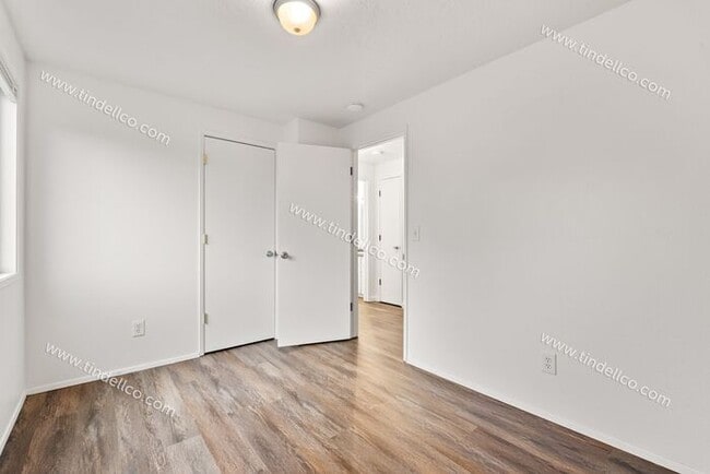 Building Photo - 3 Bedroom Home with New LVP, Fenced Yard & Attached Garage located on Cul-De-Sac!