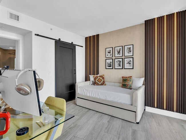 Building Photo - 121 NE 34th St