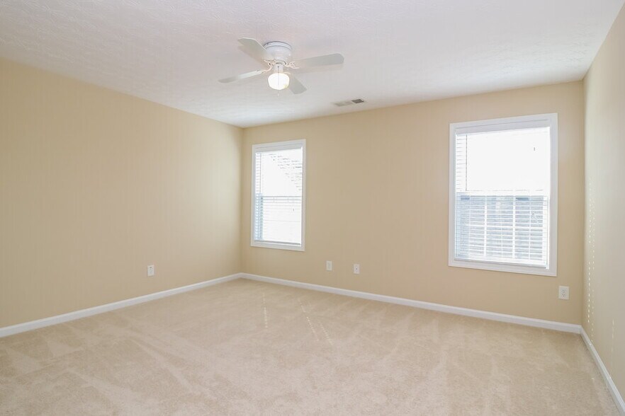 Building Photo - 111 Village Dr