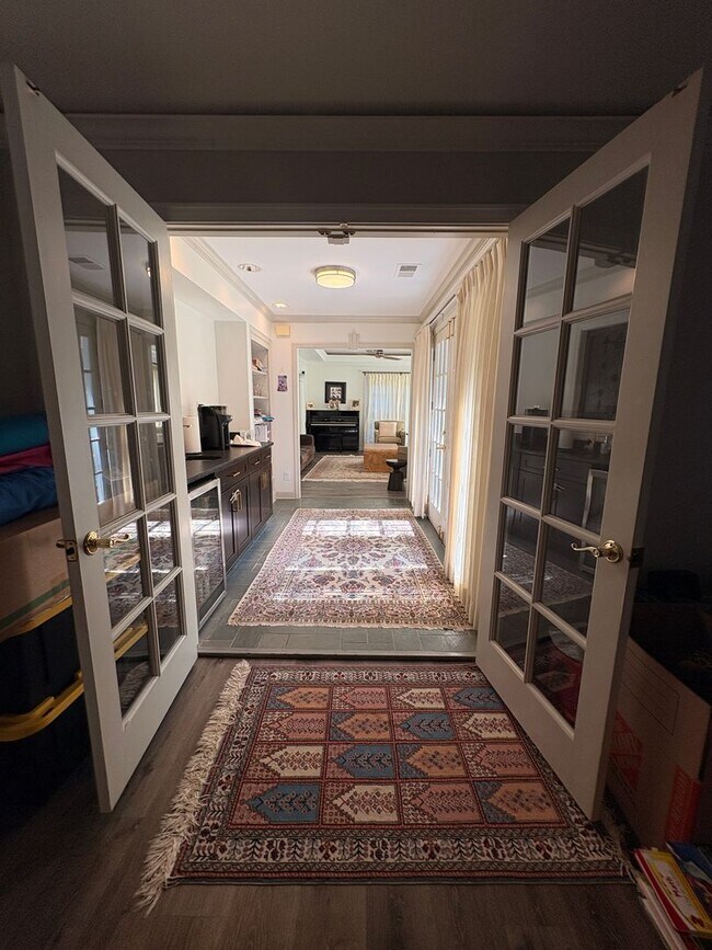 Building Photo - Renovated Home In The Heart Of East Memphis! Fully Fenced Backyard! No Carpet!