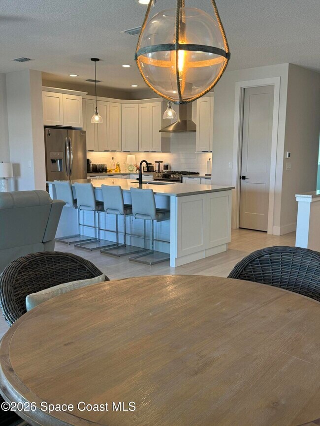 Building Photo - 223 6th Ave