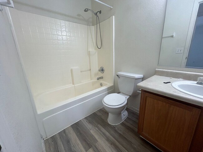 Building Photo - 4 Bedroom 2.5 Bath