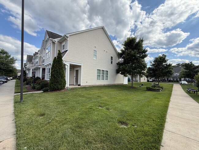 Building Photo - 8049 Ellendale Dr