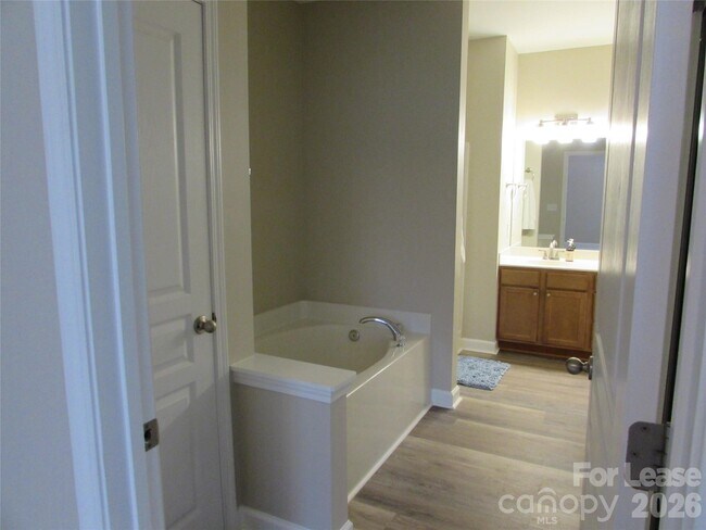 Building Photo - 10125 Westmoreland Rd