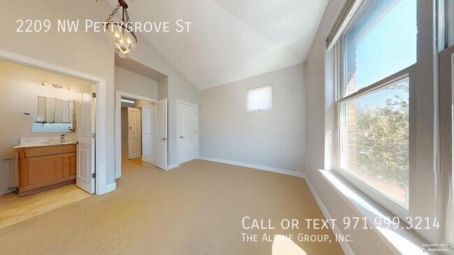 Building Photo - 2209 NW Pettygrove St