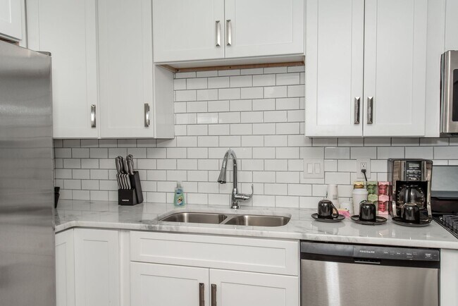 Building Photo - NEWLY RENOVATED 2BDRM TOWNHOMES