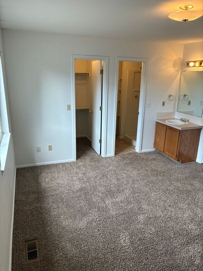 Building Photo - MOVE IN SPECIAL 2 WEEKS FREE! Lovely 3 Bed...
