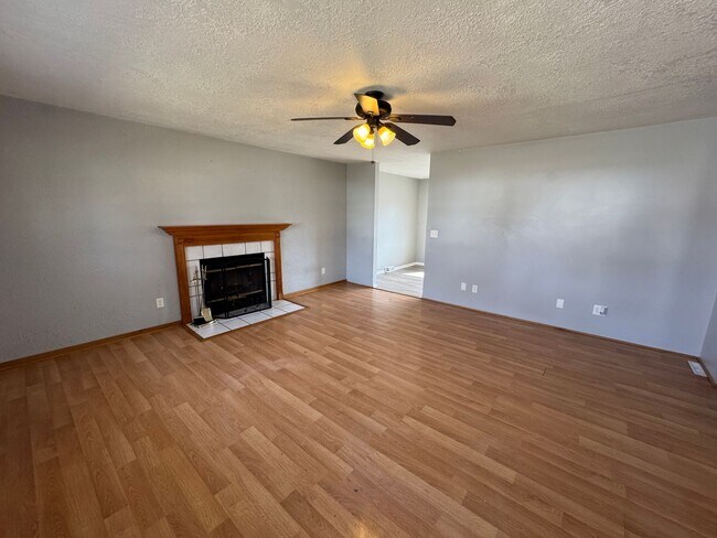 Building Photo - 3 bedroom 2 bath home in Bettendorf