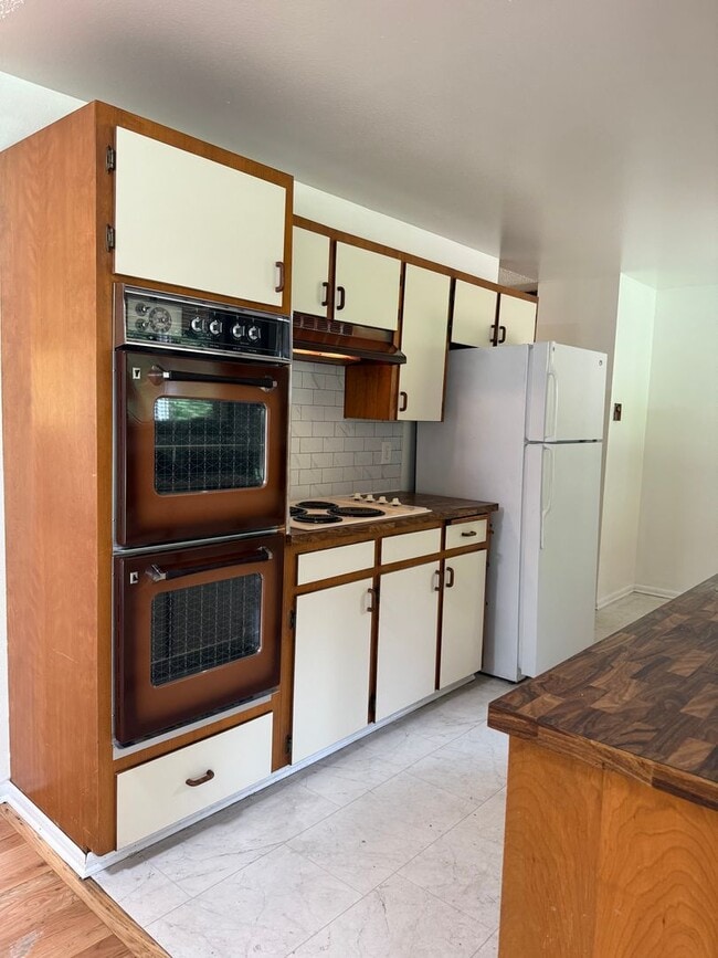 Building Photo - Great location in Milwaukie, OR! 3 bedroom 1 bath home with a large yard!