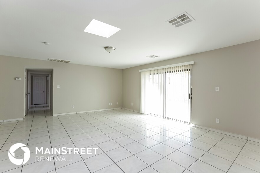 Building Photo - 2932 N 46th Ave