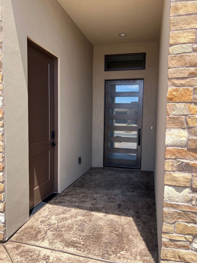 Building Photo - Beautiful 4 Bedroom, 4 Bathroom Home in The Dunes at Sand Hollow Resort