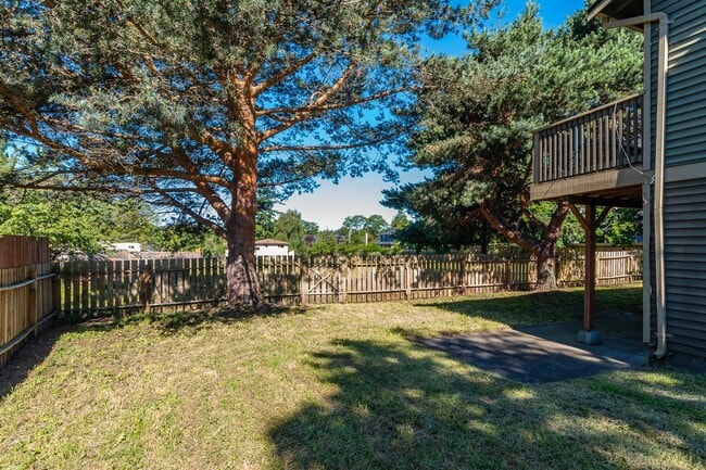 Building Photo - 4 Bedrooms & 2 Bathroom House